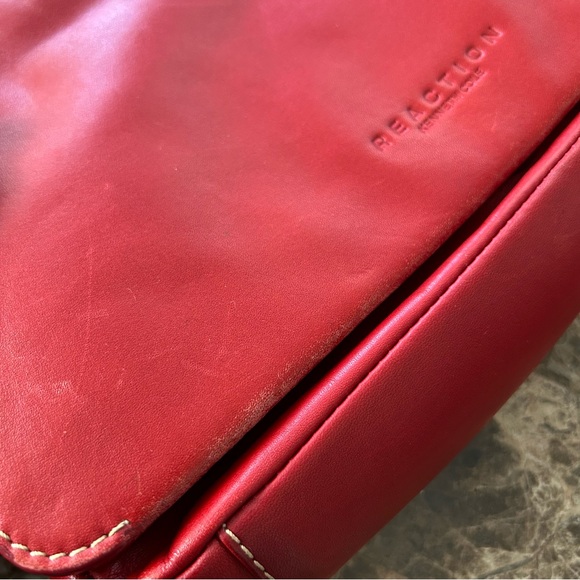 Reaction Kenneth Cole Leather Shoulder bag red with a vintage vibe. - Picture 9 of 16